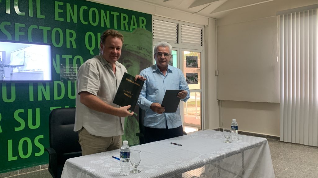 Firma de Convenio entre el Centro de Estudios Fidel Castro y el Grupo Azucarero Azcuba