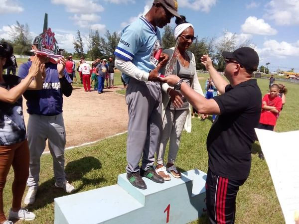 Retiene Héctor Rodríguez su corona de campeón provincial de la 41 liga azucarera en Villa Clara. Retiene Héctor Rodríguez su corona de campeón provincial de la 41 liga azucarera en Villa Clara.
