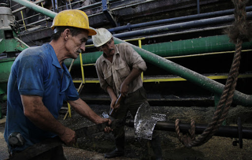 Los trabajadores del coloso Uruguay impulsan la producción azucarera en distintos puntos de la Isla.