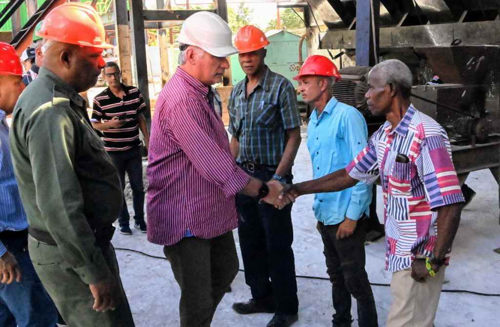 Intercambia Díaz-Canel con la comunidad de la Empresa Agroindustrial Azucarera Jesús Sablón en Matanzas. Intercambia Díaz-Canel con la comunidad de la Empresa Agroindustrial Azucarera Jesús Sablón en Matanzas.