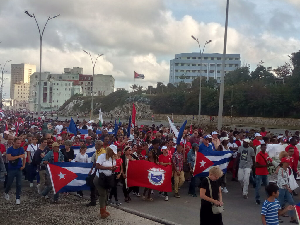 Hermoso en esta jornada nuestro Malecón Habanero, un mar de pueblo lo embellece.