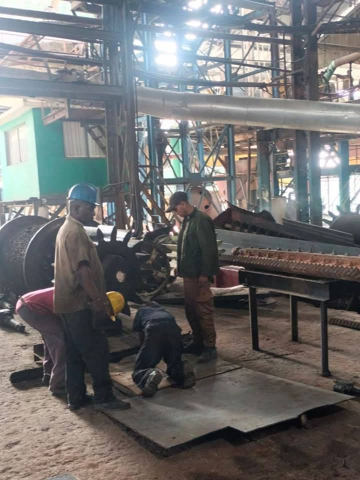 Esfuerzo, dedicación y compromiso de los trabajadores azucareros. Esfuerzo, dedicación y compromiso de los trabajadores azucareros.